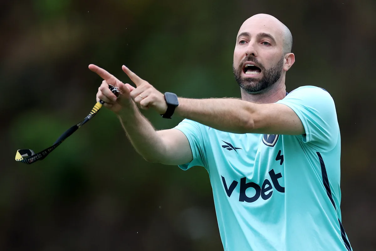 Enquete: torcida do Botafogo é contra efetivação de Bellão e quer contratação de outro técnico