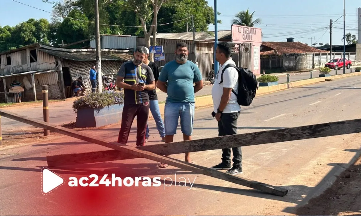 Moradores do bairro Floresta Sul bloqueiam Estrada da Floresta e cobram melhorias