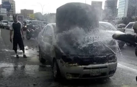 Bomberos de Caracas extinguieron incendio de vehículo en la autopista Francisco Fajardo este #27Ago (VIDEO)