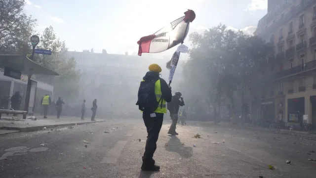Mais de 500 mil nos protestos em França. Manifestante com mão amputada