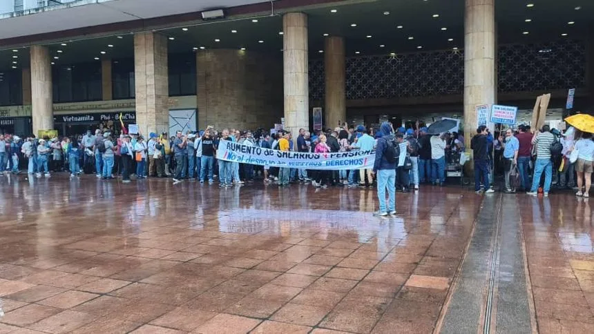 EN VIDEO: Trabajadores y jubilados rompieron piquete policial y llegaron al Ministerio del Trabajo, exigen mejores salarios