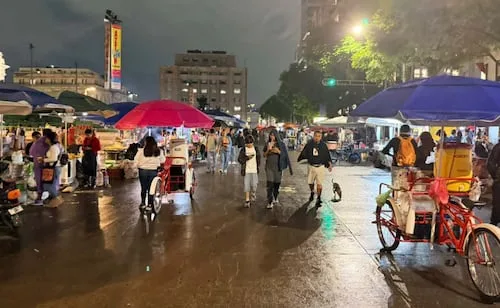 Lluvia no frena bloqueo de comerciantes en Alameda Central; protesta por reordenamiento comercial cumple nueve horas