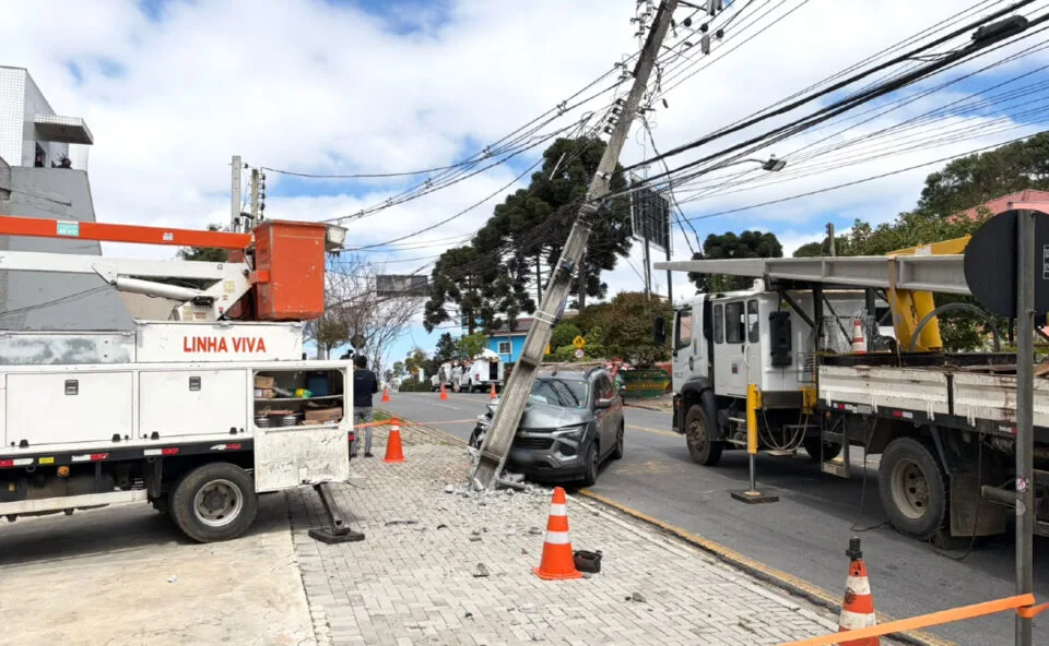Bloqueio total da via! Idosa perde controle do carro e bate carro contra poste no Mercês; filha aponta falha mecânica