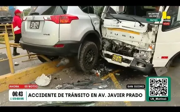 Choque en Javier Prado: un furgón se salta la luz roja y provoca el vuelco de una camioneta en plena madrugada