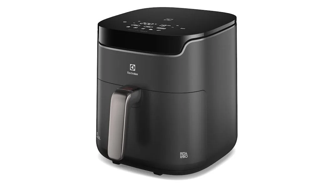Vale a pena? Air Fryer da Electrolux avisa a hora de virar a comida; confira uma análise