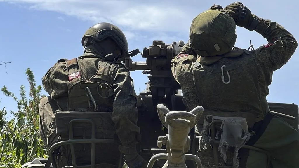 Pérou: un recruteur présumé de combattants pour la Russie placé en détention