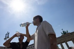 Beber mais água ajuda a emagrecer? Veja o que diz a ciência