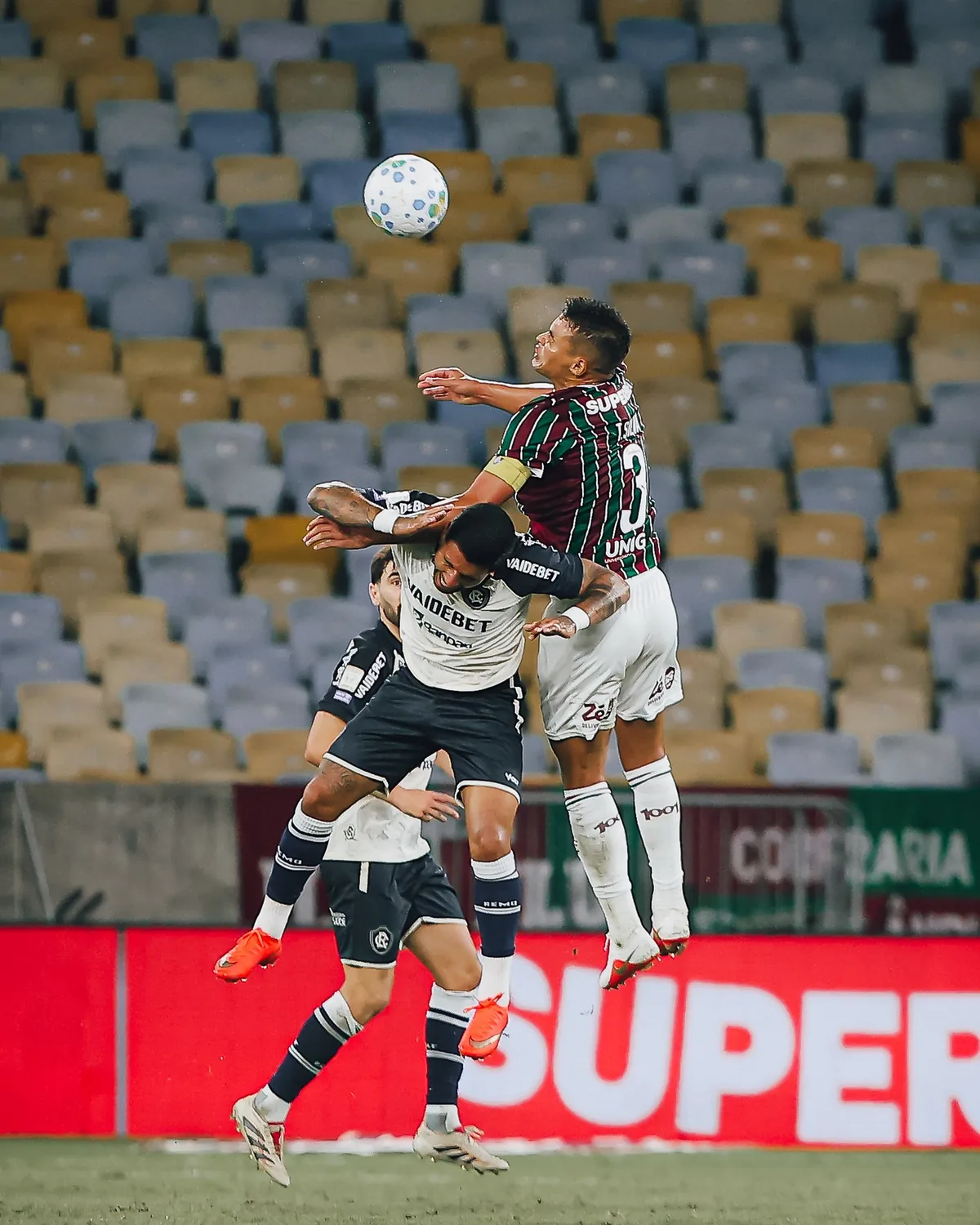 Marcão conta com "auxiliar" Thiago Silva para corrigir bola aérea do Fluminense