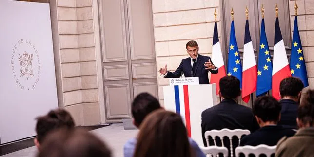 Emmanuel Macron bouscule la campagne présidentielle en introduisant la crise internationale dans le débat politique