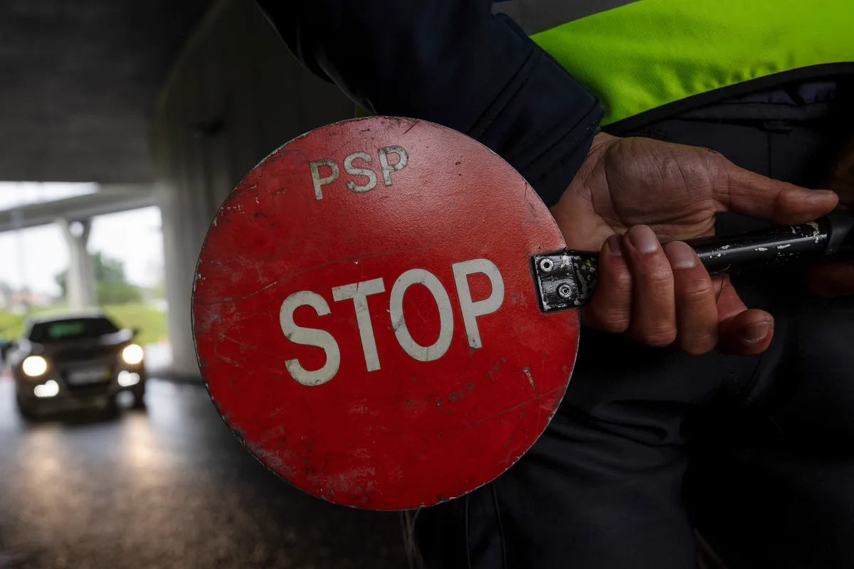 Sem carta e com 1,54 g/l de álcool: detido após tentar atropelar polícia
