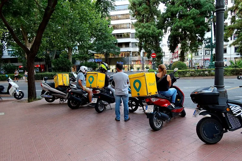 Uber despede 10% dos trabalhadores e compra dona da Glovo por mais de 12 mil milhões de euros