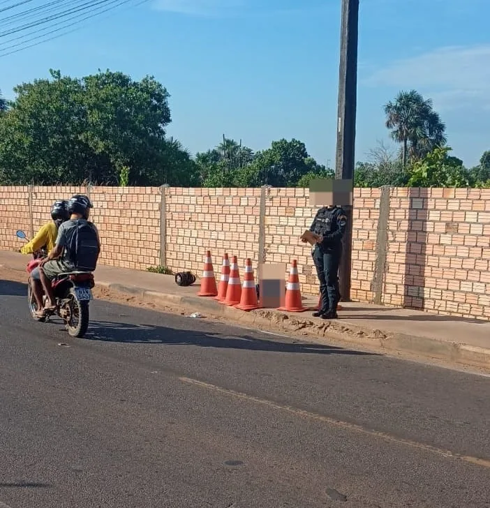 Mulher morre após perder controle de motocicleta e colidir em poste no Operário