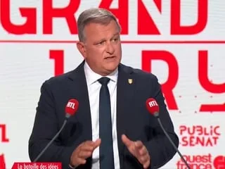 Prix de l’essence. « Le gouvernement va être obligé de baisser les taxes sur les carburants », affirme Louis Aliot