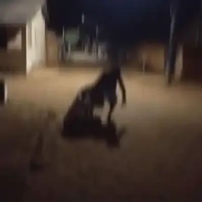 Mulher é arrastada pelos cabelos e agredida: "levanta, filha da p***"!