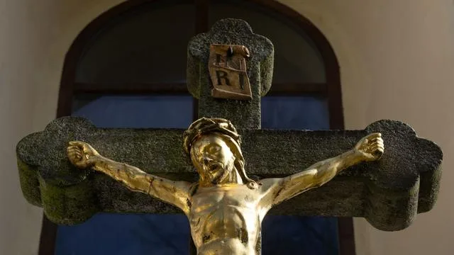 Kirche: Ecuador: Priester bei Messe von Kreuz erschlagen