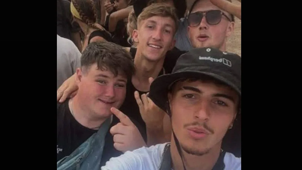“Podiam ter-me ignorado mas viram que eu estava sozinho e acolheram-me”: como um jovem autista fez novos amigos num festival de verão