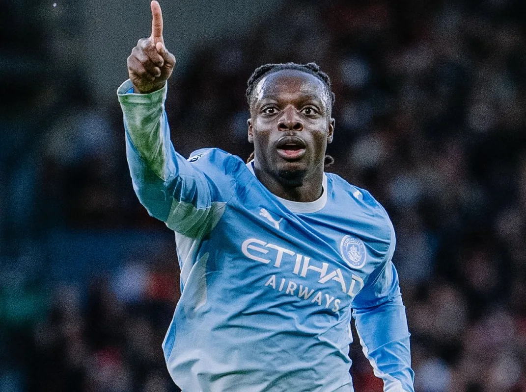 Jeremy Doku silenció los pitos en Anfield con su desparpajo goleador