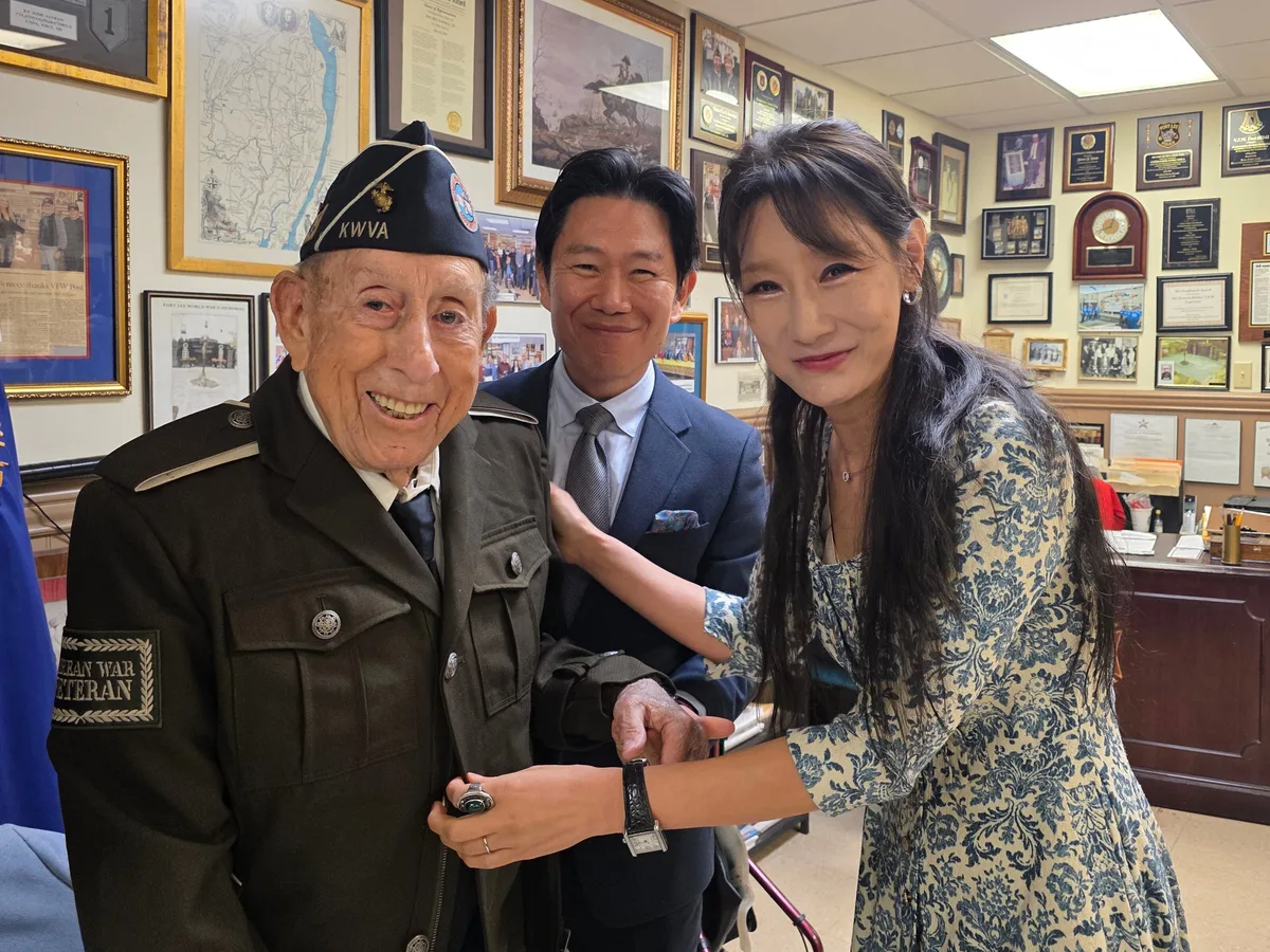 “6·25 참전영웅의 희생, 기억하겠습니다” 美서 ‘명예의 재킷’ 선물하는 패션계 듀오
