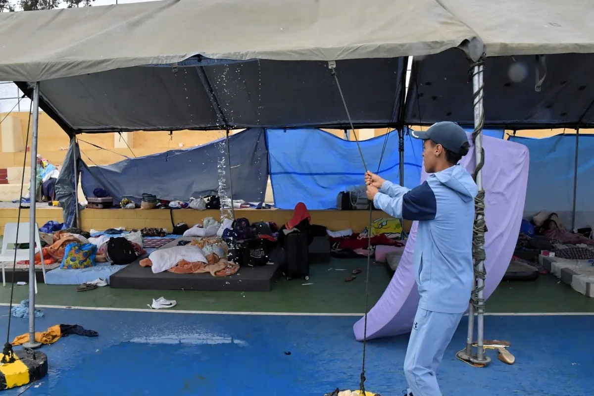 Mujeres y menores migrantes, algunas enfermas, en colchones mojados en Ceuta: “Esto es una vergüenza, son personas vulnerables”