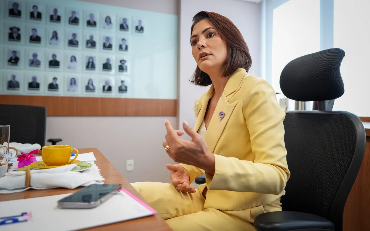 Michelle manda “abraço hétero” de Bolsonaro a Fraga