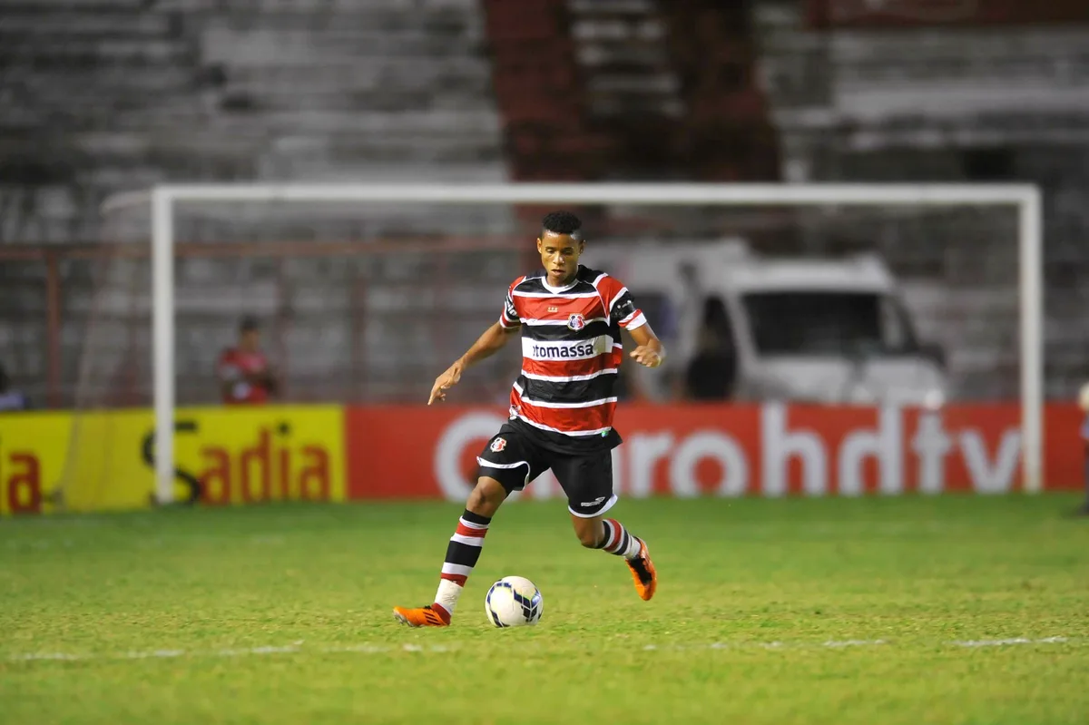 Ex-Santa Cruz, zagueiro Everton Sena vai disputar estadual por time do interior