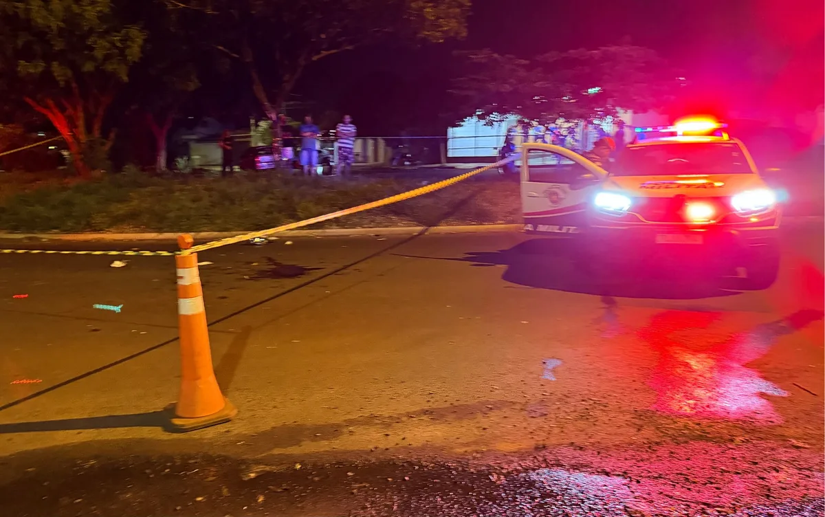 Motociclistas ficam em estado grave após acidente em Ribeirão Preto, SP; moto foi levada do local antes da chegada da PM