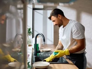 Des moucherons envahissent votre cuisine ? Voici huit astuces naturelles pour vous en débarrasser facilement