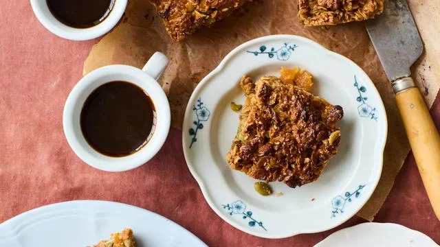 Müsliriegel mit Aprikosen, Pistazien und Tahini : Proviant für warme Tage