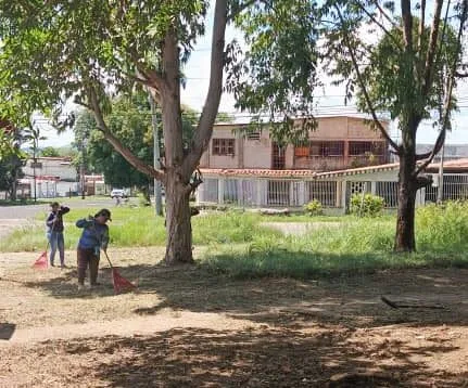 Corposervicios Guayana desmaleza Casa de la Cultura en Los Olivos