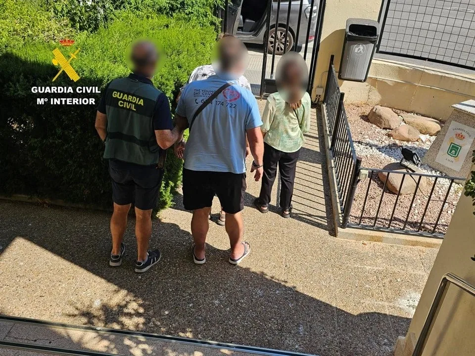 Tres detenidos en Alicante por aislar y manipular a una mujer de 92 años para apoderarse de su patrimonio: consiguieron que modificara el testamento