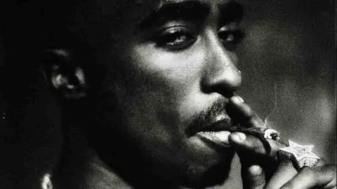 Incinerar a Tupac costó 1,2 millones de dólares y sus amigos se fumaron sus cenizas