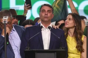 Eleições 2026: Flávio Bolsonaro dá início à campanha presidencial em Copacabana