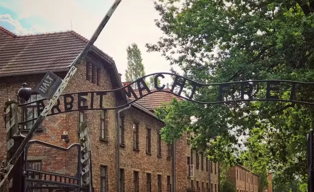 Filhas de sobrevivente do nazismo processam Museu de Auschwitz