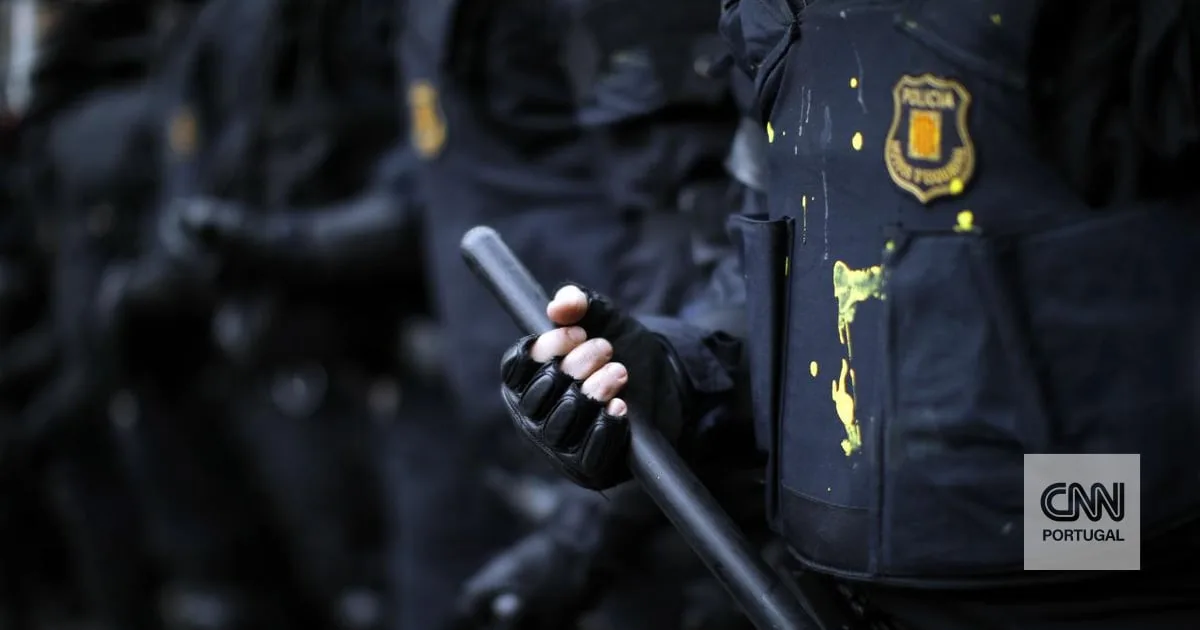 Dezoito detidos, dez deles menores, em confrontos entre neonazis e antifascistas em Barcelona