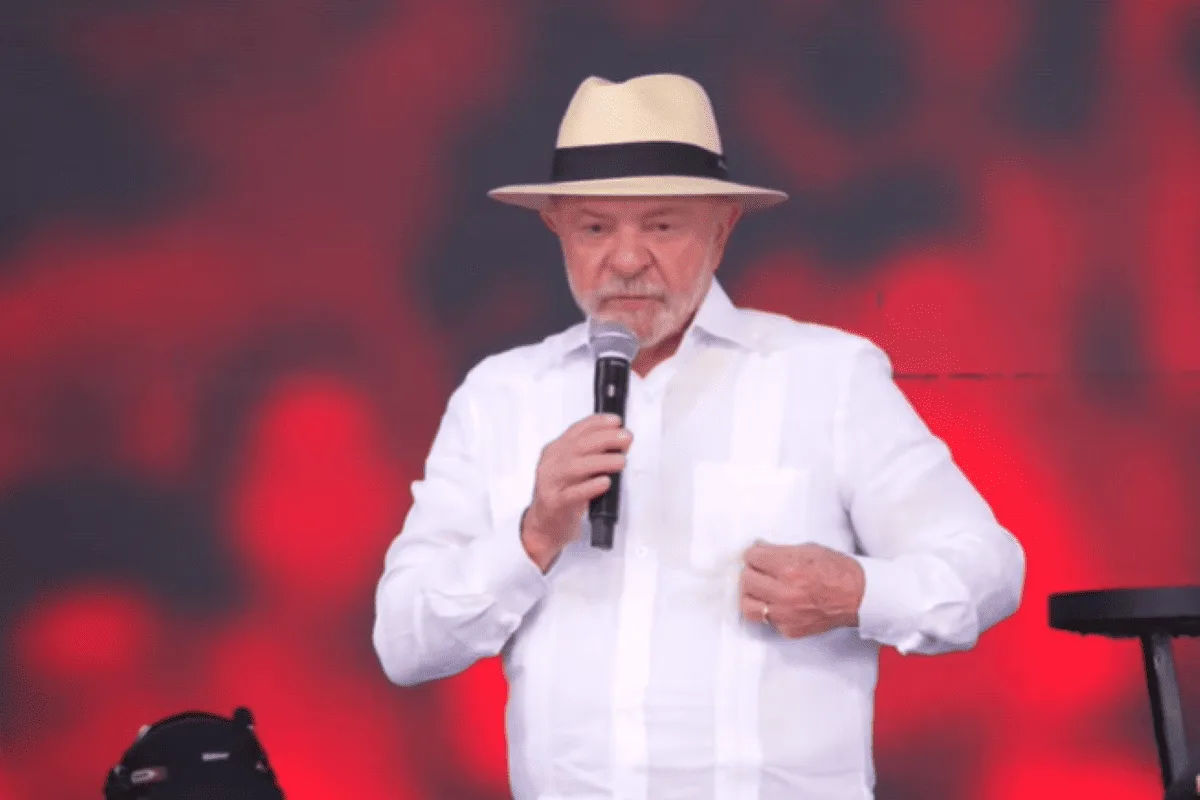 Lula desembarca em MG para lançar candidatura de Patrus