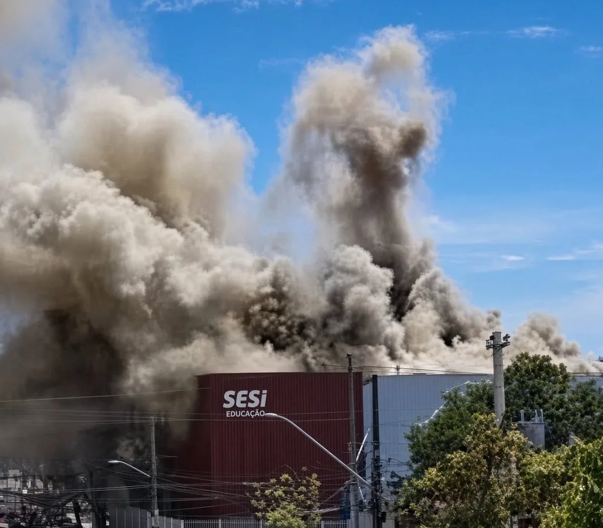 Sesi é tomado pelas chamas em Vitória; escola é evacuada