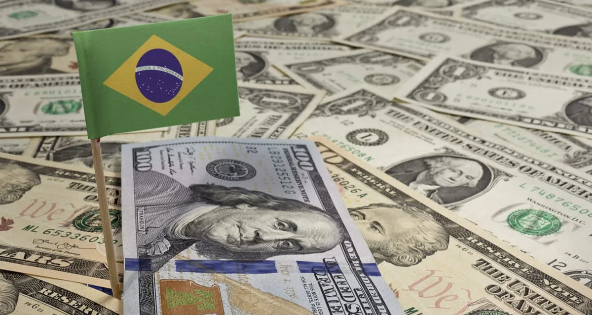 Dólar sobe na reta final do pregão e fecha a R$ 5,02