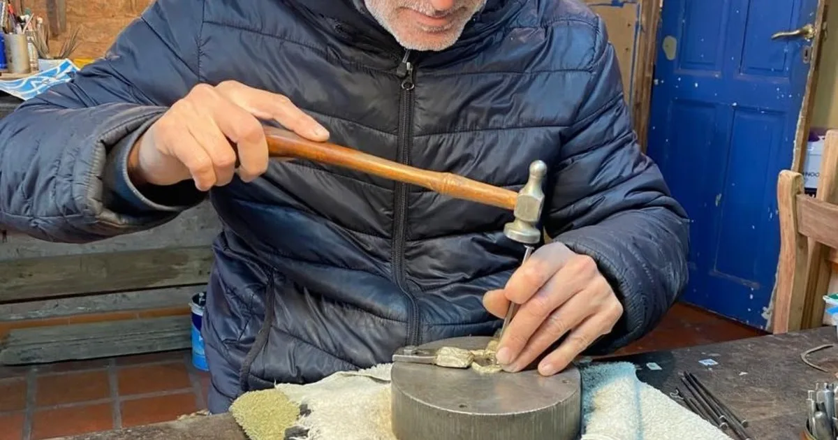El orfebre tradicionalista premiado por su cuchillo de plata