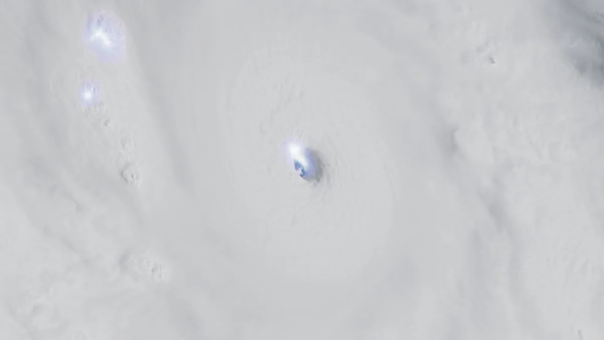 Así se ve el gigantesco ojo del huracán Polo desde el espacio