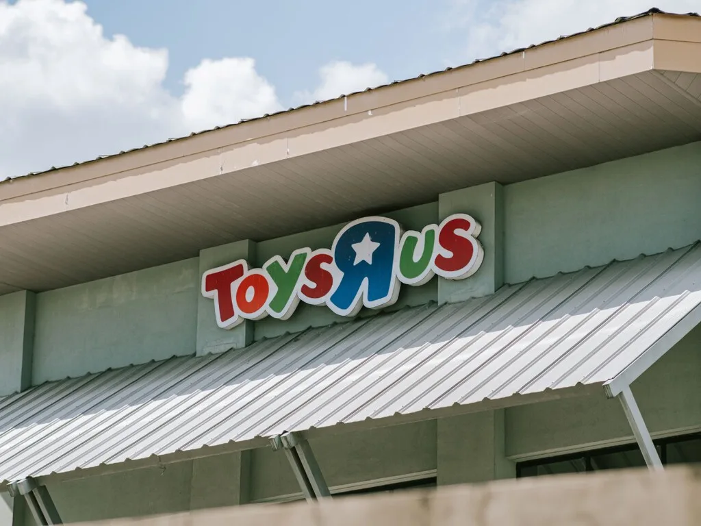 Toys "R" Us quebró y cerró todas sus tiendas en EE.UU.: ahora regresa gracias a los "adultos con alma de niño"
