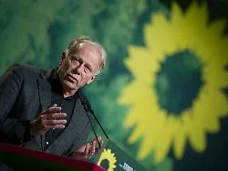 Teurer Strom durch Merkel-Jahre: Jürgen Trittin: Energiewende musste 16 Jahre feindlicher Regierung überstehen