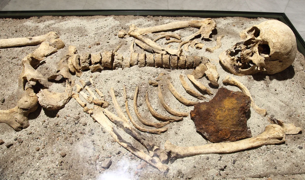 “Vampira” de 400 anos surpreende historiadores após descoberta de sepultamento incomum