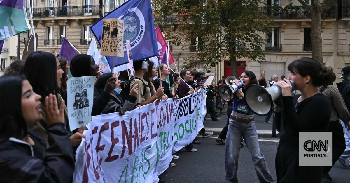 "Os polícias poderão utilizar todas as armas intermédias de que dispõem": França autoriza utilização de granadas atordoantes nas manifestações de sábado