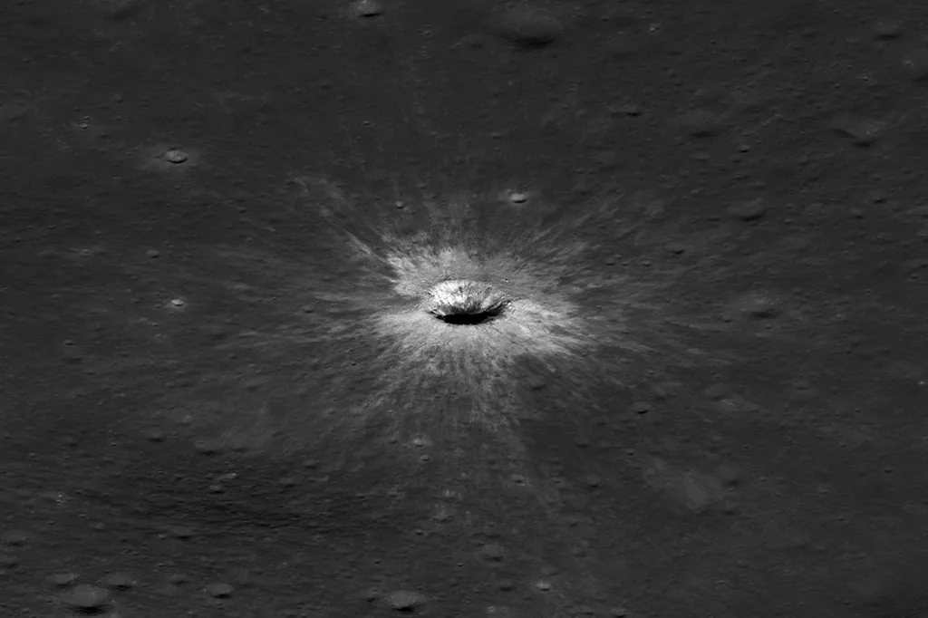 Nasa identifica nova cratera na Lua causada por asteroide raro: confira