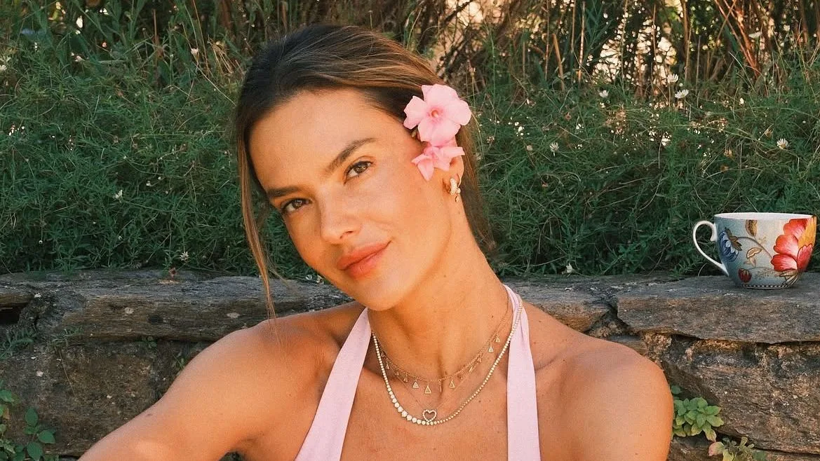 Alessandra Ambrosio rescata el vestido rojo que convierte el look de verano en la inspiración perfecta para la rentrée