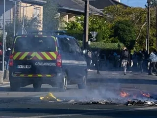 Blocus des lycées : une voiture de gendarmerie a-t-elle foncé sur des élèves à Angers ? Ce qu’il faut savoir