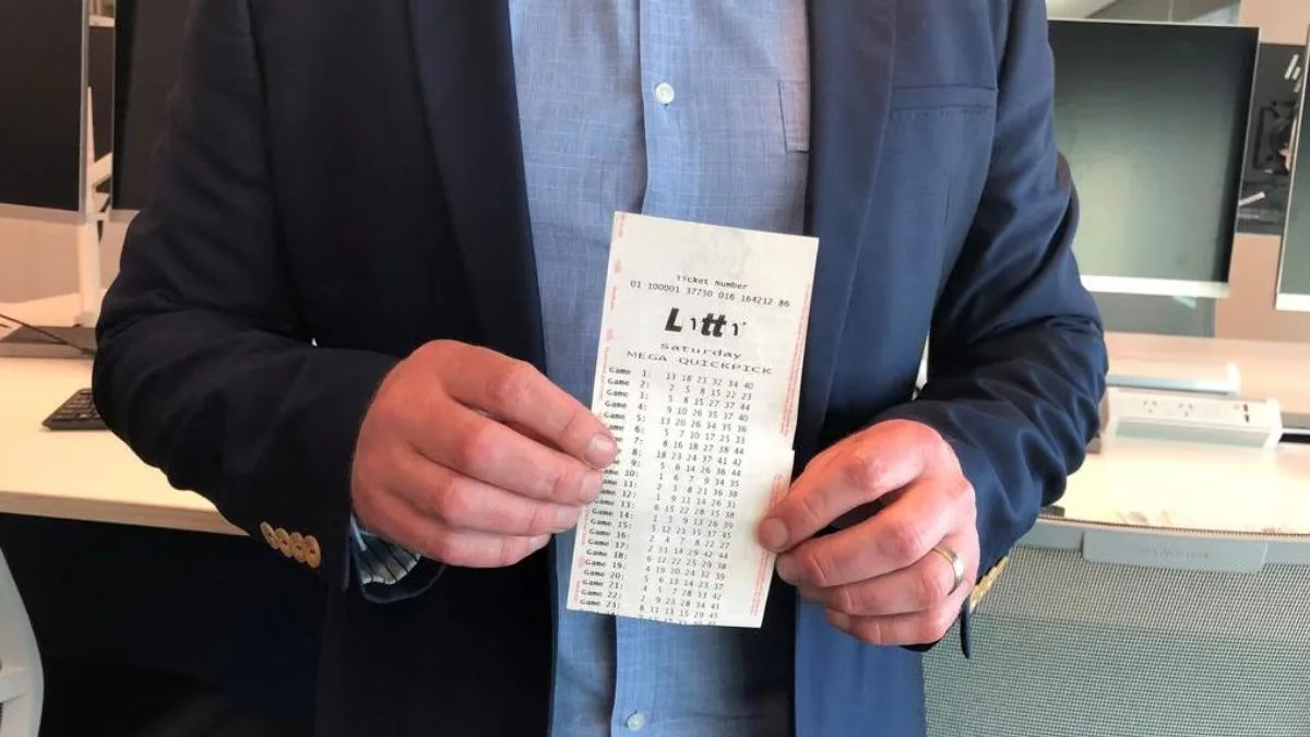 Homem carrega bilhete premiado de R$ 7,9 milhões sem saber por quase 2 semanas, mas descobre o prêmio de forma inesperada