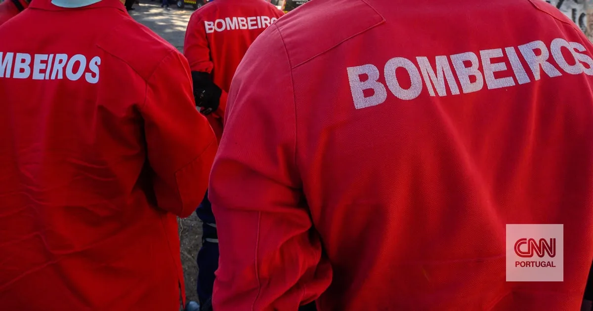 Dois bombeiros feridos, um deles com gravidade, no combate ao incêndio em Valongo. Há habitações em risco