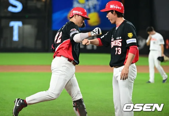 [사진]김태군 'KIA가 7-6으로 앞서는 투런포'