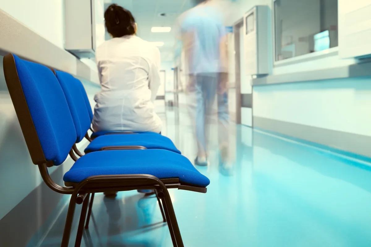 Denunció que cayó al suelo por una silla rota en la sala de espera de una clínica, pero la Justicia le rechazó la demanda